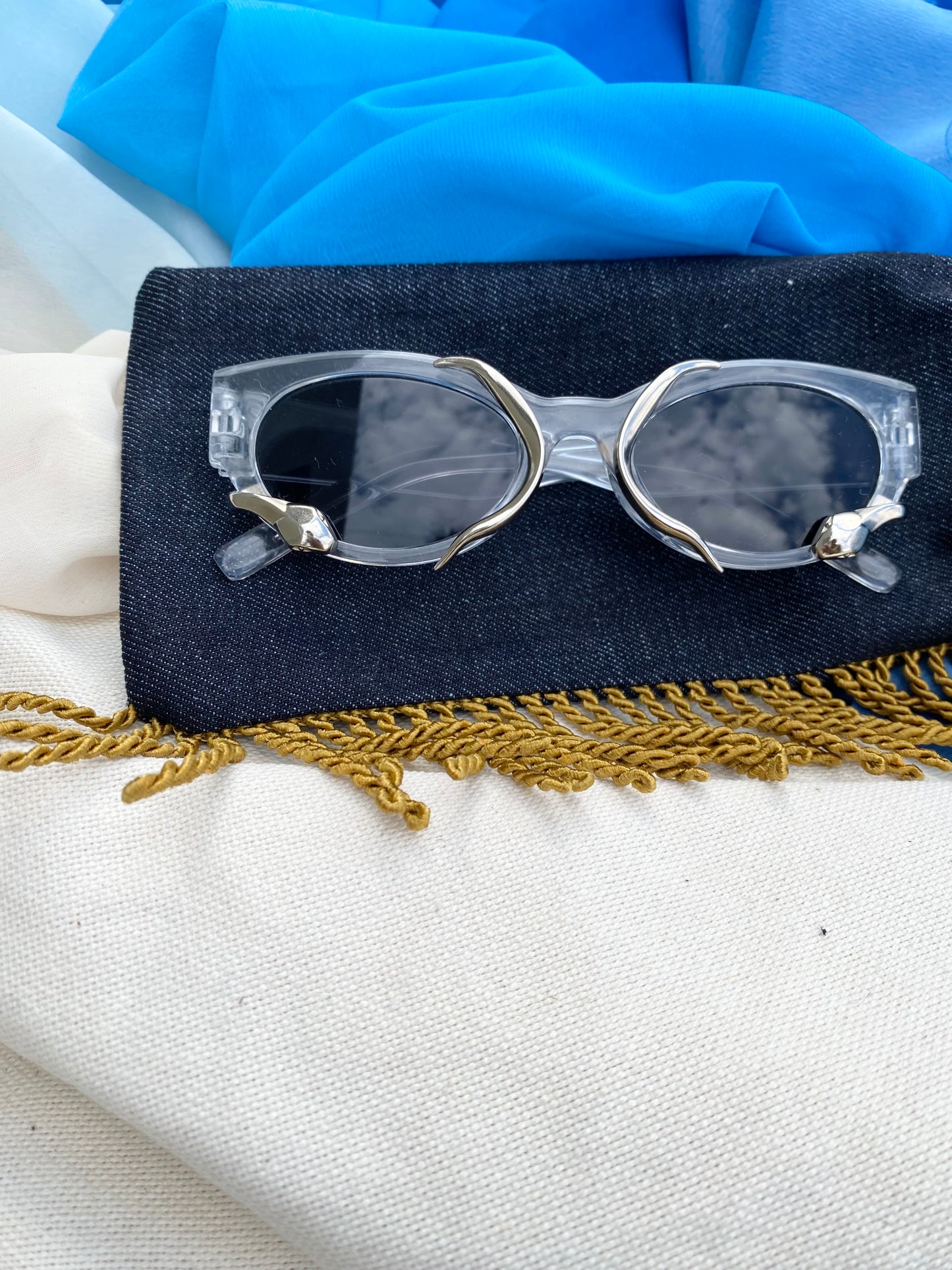venomous shades